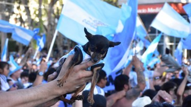 Comercio prohíbe la venta de alcohol para llevar para las personas que se acerquen al monumento San Martín. Foto: Yamil Regules