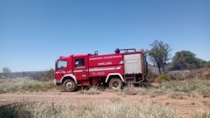 Apagaron un incendio de pastizales en Senillosa, tras diez horas de tareas de varias dotaciones