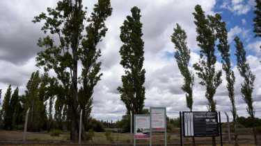 La señalización de la Nación como Sitio de Memoria y la cartelería de Derechos Humanos de la provincia marcan el lugar donde fue derribado el centro clandestino que funcionó en 1976 y 1977 en los fondos del Batallón del Ejército (foto Matías Subat)