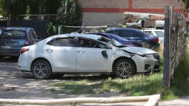 Así quedó el Toyota Corolla tras el vuelco en la zona ribereña de Roca. (Foto Juan Thomes)