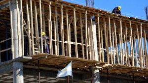 Cayeron escombros de una obra en Roca y una mujer se fracturó en la calle
