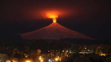 Desde Pucón, así se veía la erupción esa madrugada.