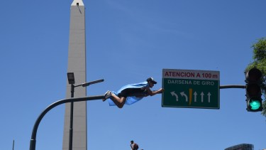 Hoy una marea albiceleste eufórica desbordó la 9 de Julio para celebrar con los campeones. 