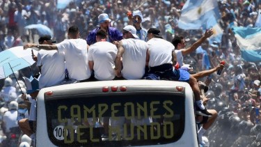 Fiesta histórica: la caravana de La Scaloneta en medio de la alegría popular. 