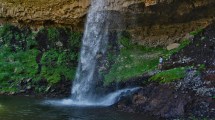 Imagen de Llegó a esta hermosa cascada del norte neuquino, pero no imaginó los secretos que escondía