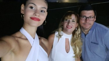 Agustina Fernández junto a sus padres el 31 de diciembre de 2021. Foto: gentileza