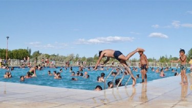 Pileta municipal ubicada en el parque costero isla Jordán. Foto: Gentileza. 