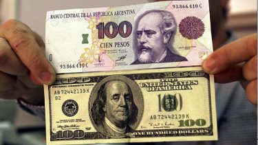 Bono de fin de año: desde el anuncio perdió más del 10% del valor en dólares