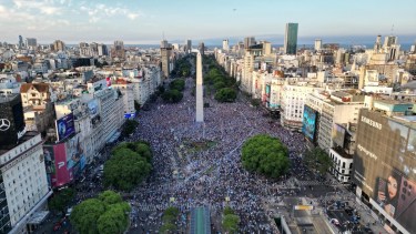 Un gran número de personas ya se encuentra en la Avenida 9 de Julio esperando a la Selección. Foto Télam.
