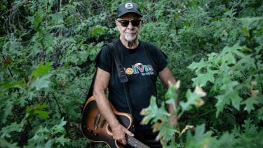 "Los músicos generalmente buscan relacionarse con otros porque es una forma de alimentarse y crecer", dice León Gieco.