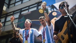 Enzo Fernández y Exequiel Palacios fueron homenajeados en San Martín
