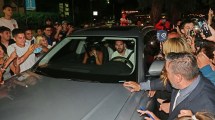 Imagen de Furor por Messi en Rosario: cientos de fanáticos lo esperaron a la salida de un cumpleaños
