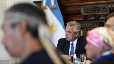 El presidente Alberto Fernández recibió ayer a referentes mapuches en la casa Rosada. En dos meses, se vuelven a encontrar. Foto: Casa Rosada