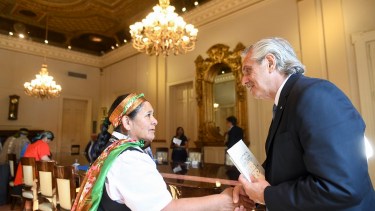 María Nahuel, referente de la lof Lafken Winkul Mapu junto al presidente Alberto Fernández. Foto: archivo Presidencia