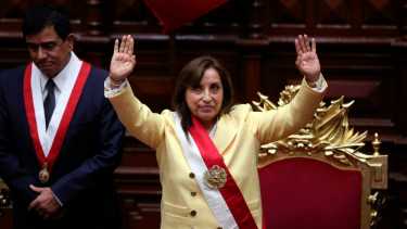 La presidenta Dina Boluarte saluda a los legisladores luego de jurar su cargo como presidenta. Detrás está el presidente del Congreso, José Williams. El Congreso de Perú votó para destituir al presidente Pedro Castillo de su cargo el miércoles y reemplazarlo con la vicepresidenta poco después de que Castillo intentara disolver la Legislatura. (AP Foto/Guadalupe Pardo)