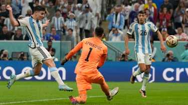 Julián Álvarez y una corrida memorable en el 2 a 0. (Foto: AP)