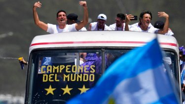 Lionel Scaloni encabezó los festejos durante el mediodía del martes. (AP Photo/Natacha Pisarenko)