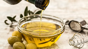 La Anmat prohibió dos marcas de aceite por estar "falsamente rotuladas". 