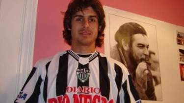 Un joven Pablo Aimar posando con la camiseta de Cipolletti.