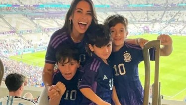 Antonela Roccuzzo festejó con sus hijos la clasificación de la selección nacional. 