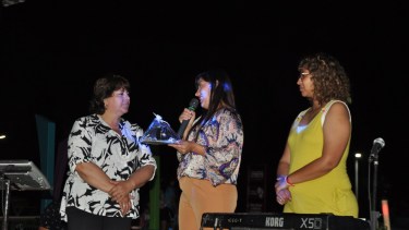 Acompañada por la subsecretaria de Turismo, Cultura y Deporte, Mariana Chazarreta, la intendente Yamila Direne le entrega un presente a la ministra de Turismo y Deportes de la provincia, Martha Vélez. 