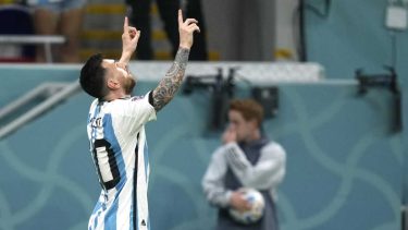 La docente de primaria de Messi pidió volver a abrazarlo. (Foto: AP)