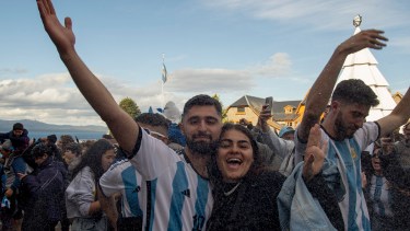 Este viernes fue una fiesta en el centro de Bariloche. Después del triunfo cientos de autos llegaron en caravana para sumarse a los festejos. Foto: Marcelo Martinez