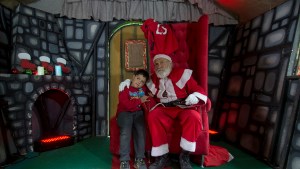 Papá Noel ya recibe a los niños en el Centro Cívico de Bariloche