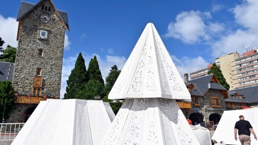 Comenzó el armado del pino de navidad gigante en el Centro Cívico de Bariloche. Foto: Chino Leiva
