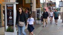 Imagen de La polémica medida que tomó un comercio de Bariloche si sus clientes usan el celular