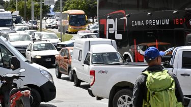 Al enorme parque automotor que tiene Bariloche se sumarán miles de vehículos de los turistas que arribarán a este destino esta temporada estival. (Foto de archivo Alfredo Leiva)