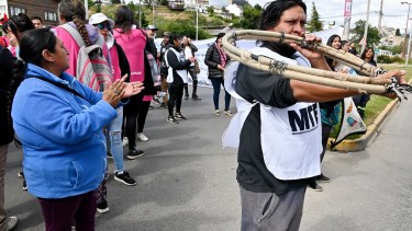 Beneficiarios de los planes Potenciar Trabajo llevaron su protesta a la rotonda del Ñireco, en Bariloche. Foto: Chino Leiva