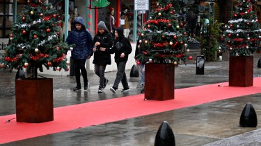La calle Mitre ya tiene la alfombra roja y los pinos navideños y los turistas no huyen de la lluvia en Bariloche. Foto: Chino Leiva