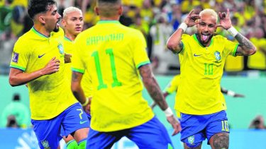 Con Neymar como principal referente en ataque, los brasileños buscan ratificar su chapa de candidatos. (AP Foto/Manu Fernández)