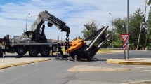 Imagen de Perdió una pieza petrolera de gran tamaño y complicó el tránsito de la Ruta 22, en Plaza Huincul