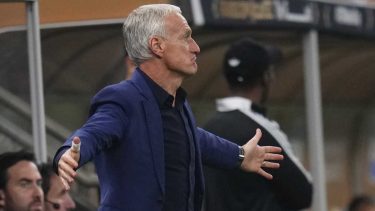 Didier Deschamps se enfureció en el entretiempo del partido entre Francia y Argentina. Foto AP/Manu Fernandez.