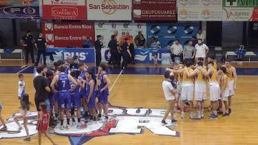 El saludo final de los equipos con festejo para Progre y lamento de Parque Sur. 