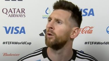 Messi y un cruce en la zona mixta tras el pase a semifinales.