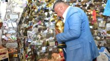 Imagen de Promesa cumplida: Chiqui Tapia llevó la Copa a la Difunta Correa y habló de la continuidad de Scaloni