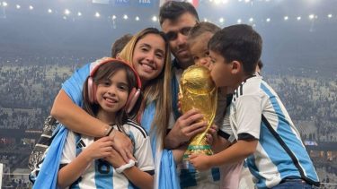 La familia de Marcos "Huevo" Acuña lo acompañó a Qatar, donde se coronó Campeón Mundial.-
