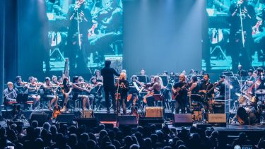 El 19 de noviembre pasado, en el Teatro Ópera de Buenos Aires, la Orquesta Sinfónica del  Neuquén acompañó a Nito Mestre, quien celebró sus 50 años con la música interpretando "Vida", primer disco de Sui Generis.
