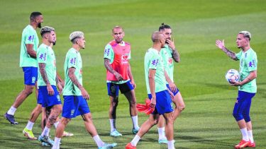 Dani Alves será titular en el elenco brasileño. (AP Photo/Andre Penner)