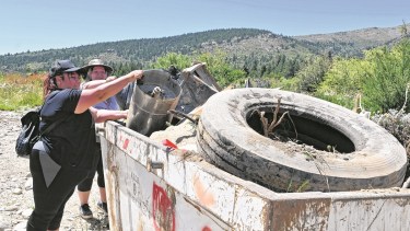 Neumáticos, escombros, latas y botellas extrajeron de la costa del Ñireco.