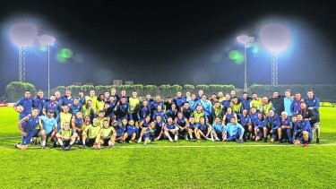 Jugadores, cuerpo técnico, asistentes, dirigentes y allegados en el “picadito” de ayer, previo a la final.
