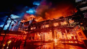 Video: un voraz incendio dejó al menos 30 muertos y más de 100 heridos, en Camboya