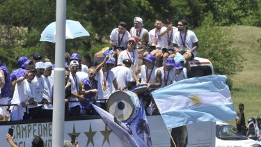 La Selección Argentina recorre la Ciudad de Buenos Aires, con todos sus protagonistas, desde antes del mediodía.-