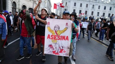Partidarios del derrocado presidente Pedro Castillo sostienen un cartel que representa a la nueva presidenta de Perú, Dina Boluarte, junto con el letrero "Asesino" durante una protesta en Lima, Perú, el lunes 12 de diciembre de 2022.  Foto AP/Martin Mejía