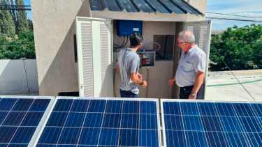 Son 30 los paneles solares y la casilla está el sistema que transforma en energía alterna. (Foto: Andrea Vazquez)