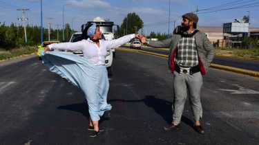 Patricio y Carolina bailan hace un año y medio en el semáforo de la ruta 22 y ahora se van a Cosquín. Foto: Andrés Maripe