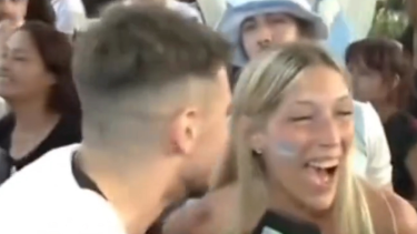 Una fanática se le declaró a un movilero de América TV. 